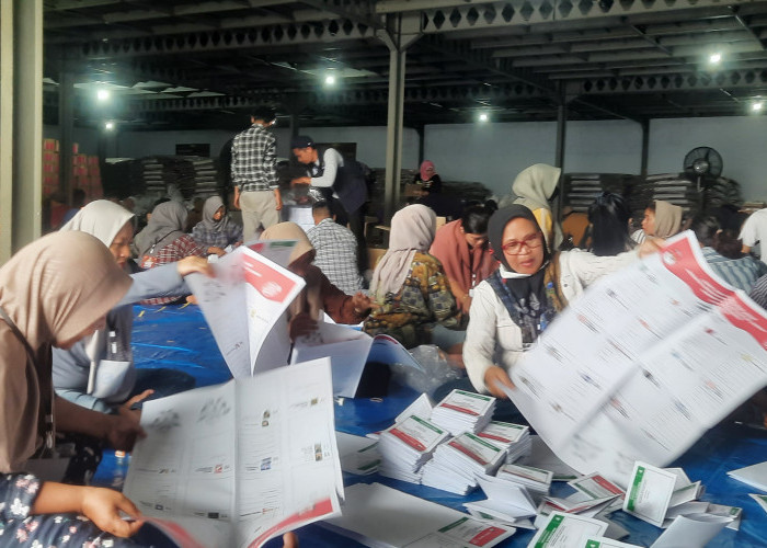 KPU Indramayu Kerahkan 700 Warga Sortir Lipat Surat Suara