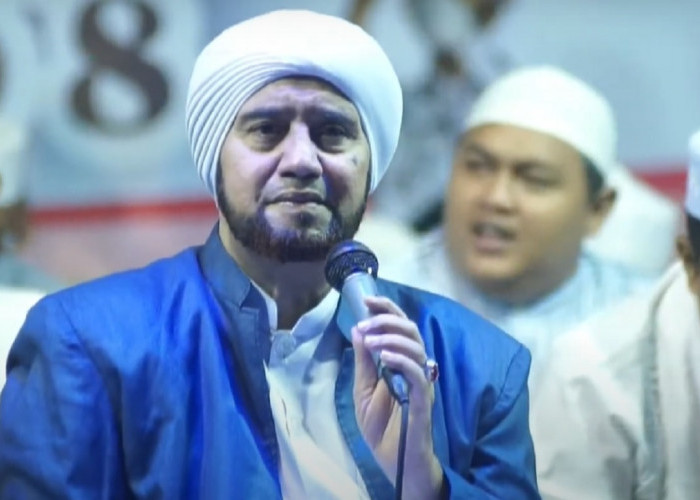 Ribuan Umat Muslim 'Sholawatan' Bersama Habib Syech di Sport Center Indramayu