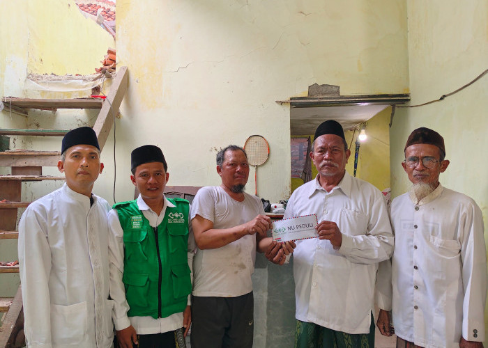 MWC NU Kedokanbunder Salurkan Bantuan kepada Warga Korban Rumah Roboh di Kaplongan Lor