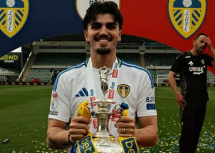 Meski Masih Cedera, Pascal Struijk Tetap Ikut Angkat Piala Saat Leeds United Jadi Juara dan Promosi Ke EPL!