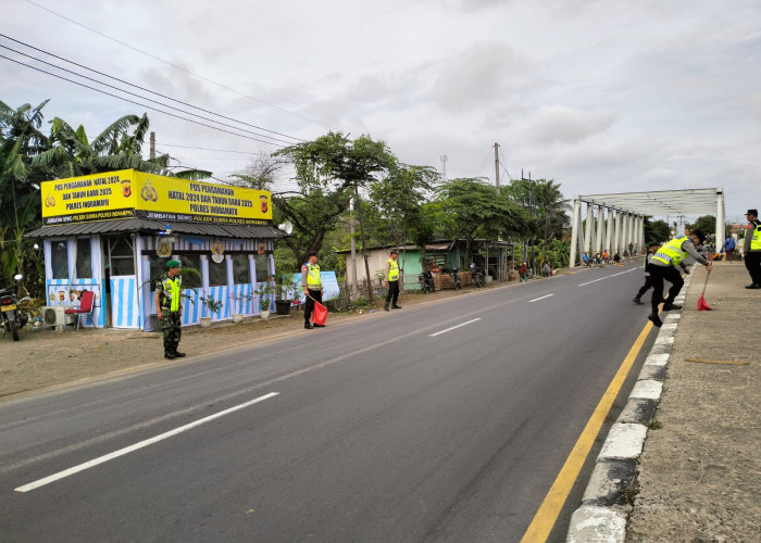 Petugas Lakukan Edukasi dan Sterilisasi Penyapu Koin di Jembatan Sewo Selama Arus Nataru