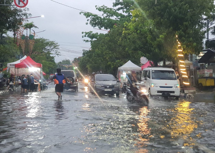 Diguyur Hujan Sejak Pagi, Ruas Jalan Protokol di Kota Indramayu Terkepung Banjir
