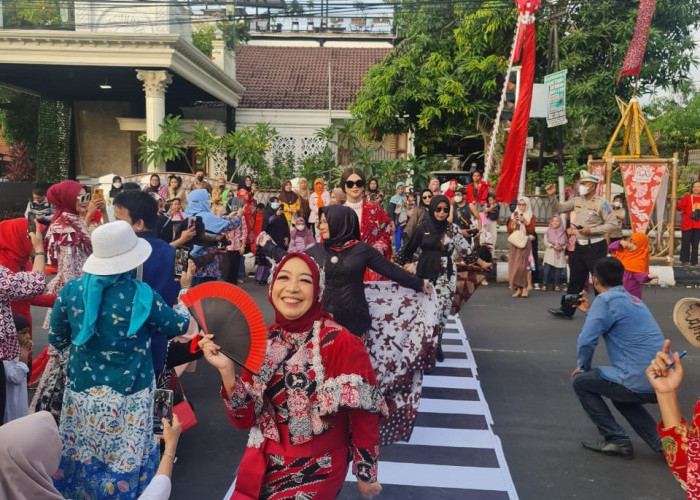 DPC IWAPI Indramayu Sukses Helat  Dermayon Fashion Show Street