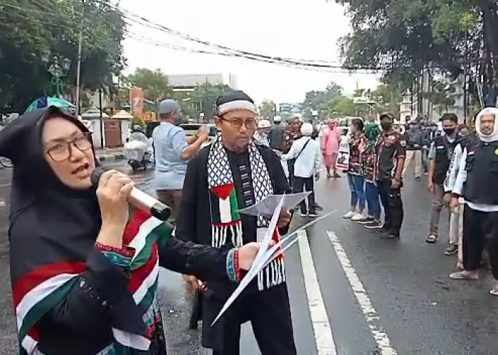 Artis Senior Aneke Putri Turun ke Jalan Ikut Aksi Bela Alquran di Kota Cirebon