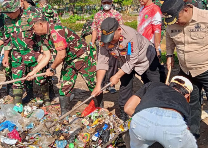 Intruksi Prabowo, TNI–Polri dan Forkopimcam Cikedung Gelar Karya Bakti Angkut Sampah