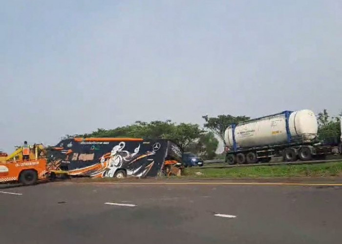 Terjadi Kecelakaan Sebuah Bus di Tol Cipali KM 175 Arah Jakarta, Diduga Tergelincir 