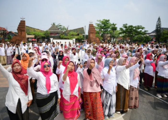 Ribuan ASN Indramayu Pecahkan Rekor MURI, Promosikan Sarung Tenun Lokal