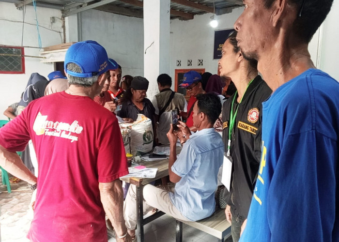 Pembagian Bansos di Haurgeulis, Warga Terima Beras 20 Kilogram untuk Dua Bulan
