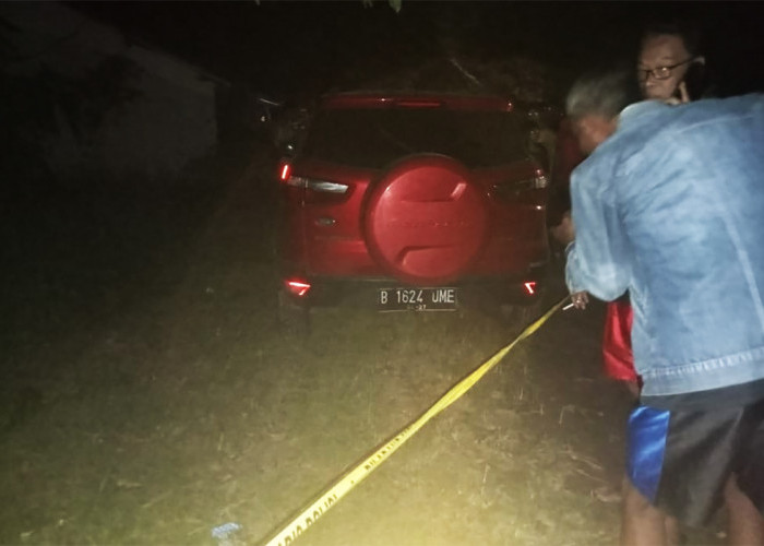 Heboh! Penemuan Mayat Dalam Mobil Merah di Kuningan, Diduga Korban Pembunuhan