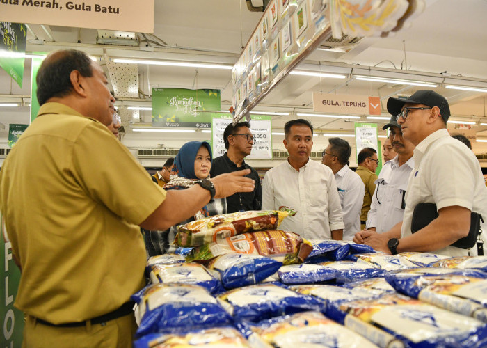 Pj Gubernur Jabar Cek Stok Beras di Pasar Induk Gedebage dan Supermarket