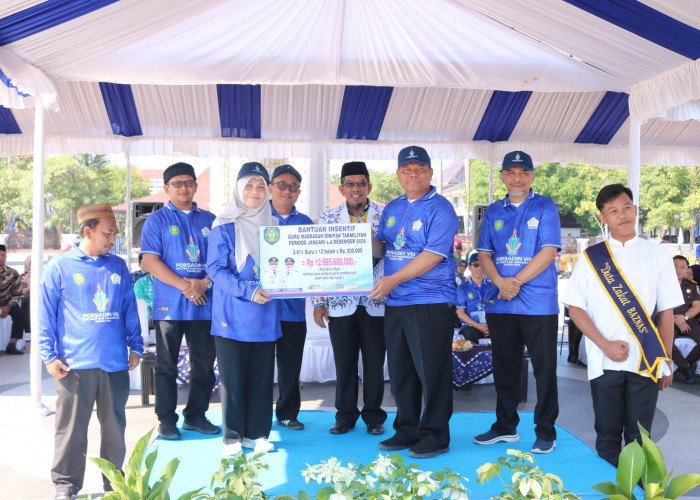 Lucky Hakim Kucurkan Hibah Rp13 Miliar untuk Ribuan Guru Madrasah Diniyah di Indramayu
