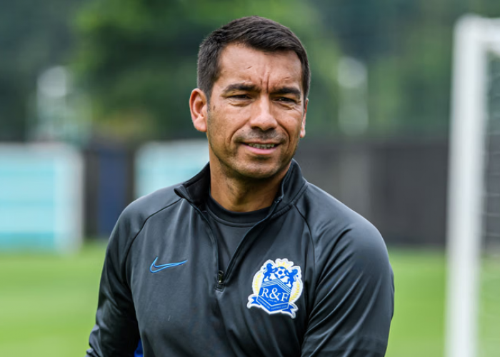 Bongkar! Koneksi Rahasia Van Bronckhorst dengan Sepak Bola Indonesia!