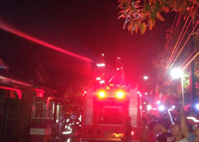 Ruko Sembako di Balongan Terbakar, Pemilik Alami Kerugian Hingga Ratusan Juta