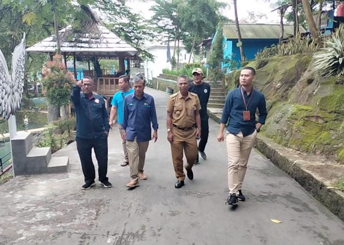 PT PLN Persero UPT Cirebon Monitoring Program TJSLPLN di Wisata Telaga Biru Cicere