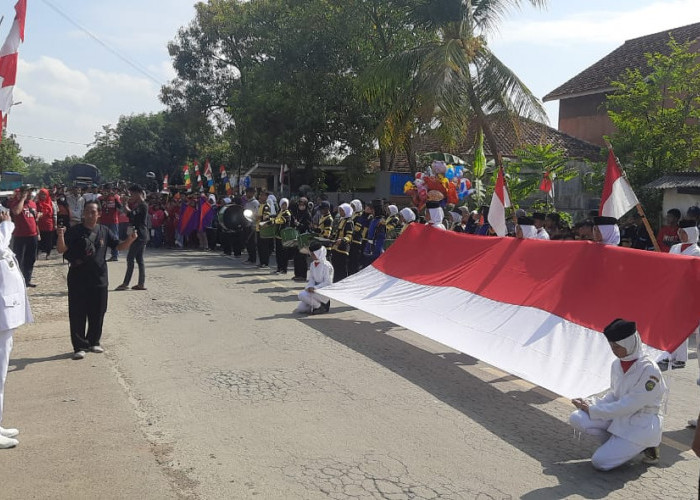 Kibarkan Bendera di Tengah Jalan, Aliansi Pemuda Helat Upacara HUT ke-77 RI