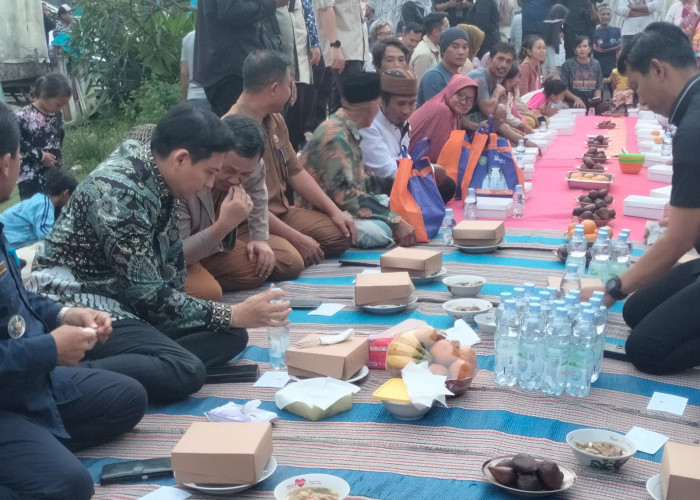 Hibur Warga, Bupati Lucky Buka Puasa Bersama Warga Desa Kalimati