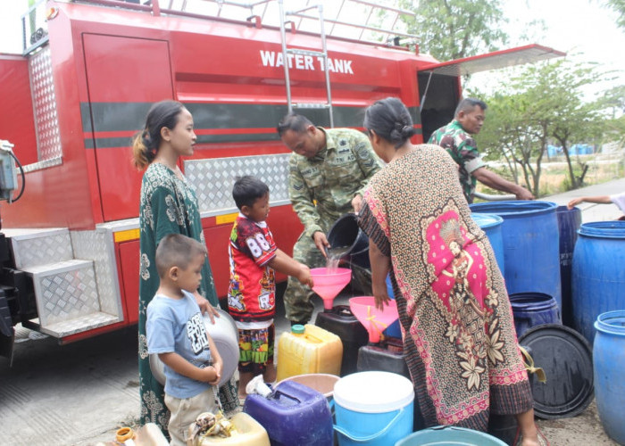 Kodim 0616/Indramayu Salurkan 10 Ribu Liter Air Bersih di Kecamatan Krangkeng 