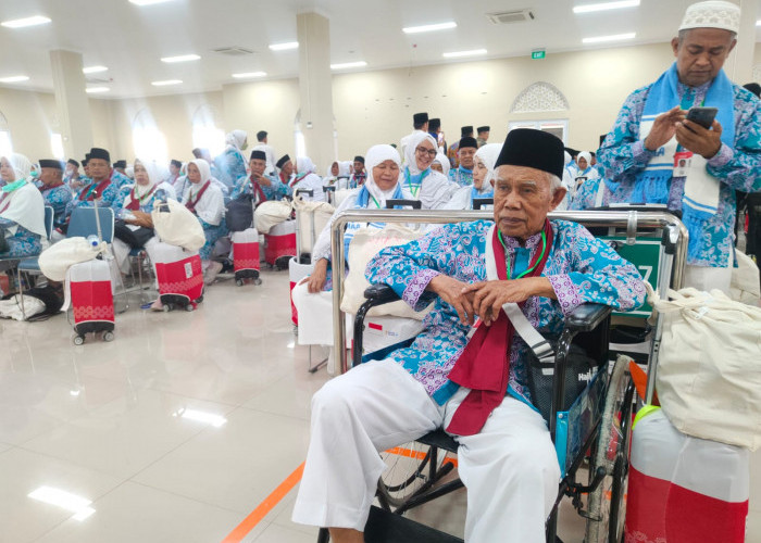 Komisi VIII DPR RI Kunjungi Embarkasi Haji Indramayu, Jamaah Haji Mengaku Kesulitan Mandi