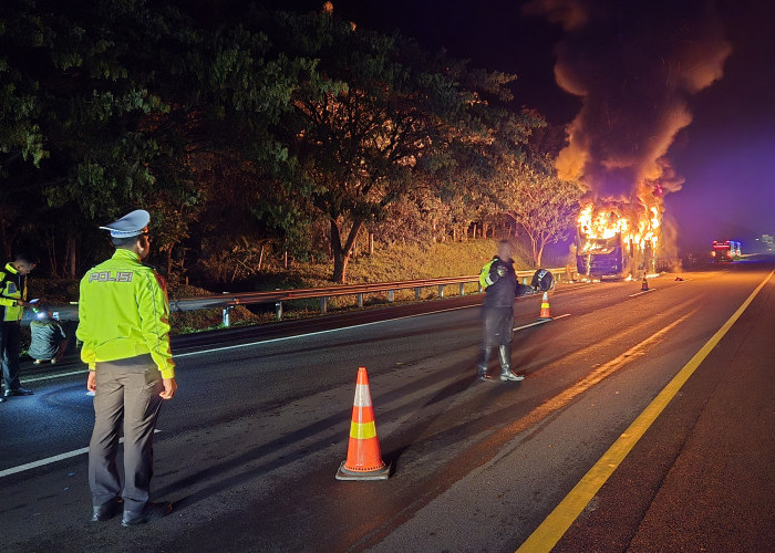 Bus Jurusan Solo-Jambi Terbakar di Tol Cipali Indramayu, Penumpang Selamat