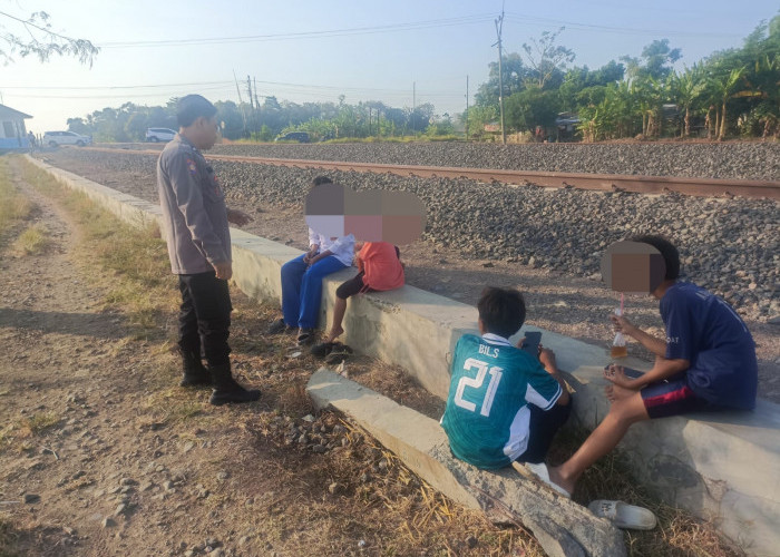 Sering Jadi Tempat Bermain Layang-layang, Polisi Sisir Perlintasan KA di Indramayu