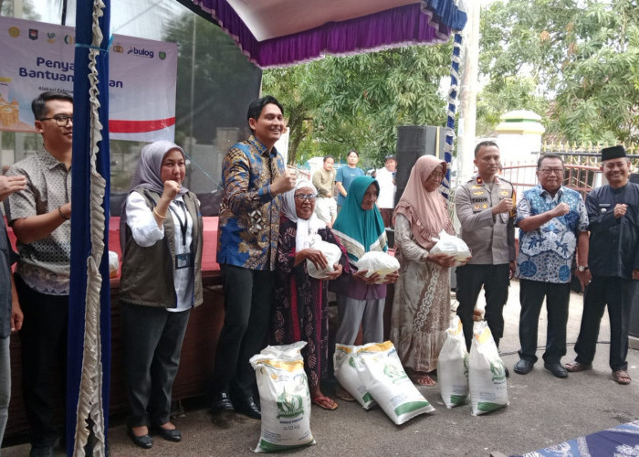 Bupati Lucky Bersama Bulog Tinjau Penyaluran Bantuan Pangan di Desa Kalensari