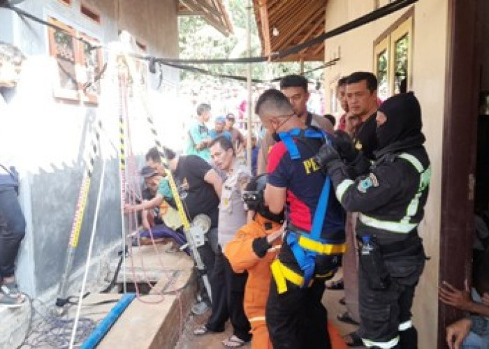 Diduga Terpeleset Seorang Ibu RT Tercebur ke Sumur, Kini Petugas Damkar Evakuasi Jenazahnya