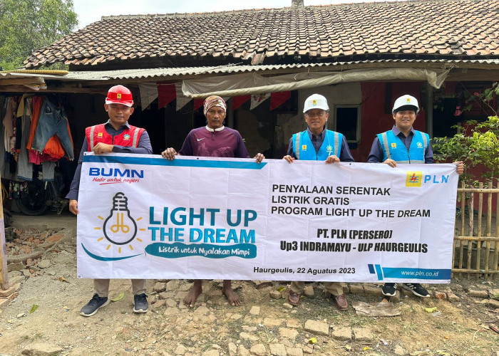 PLN ULP Haurgeulis Nyalakan Listrik Rumah Warga Penerima Bantuan Program Light Up The Dream
