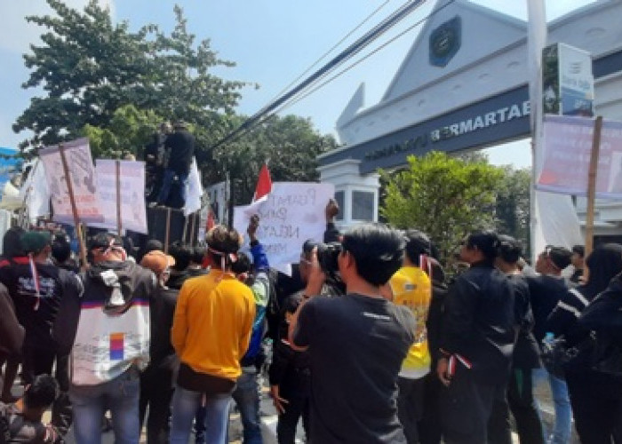 Sampaikan Aspirasi, Massa  GNP Geruduk Gedung DPRD