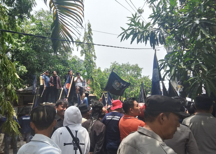 Puluhan Petani Unjuk Rasa di Kantor ATR/BPN, DPRD, dan Pendopo Indramayu 