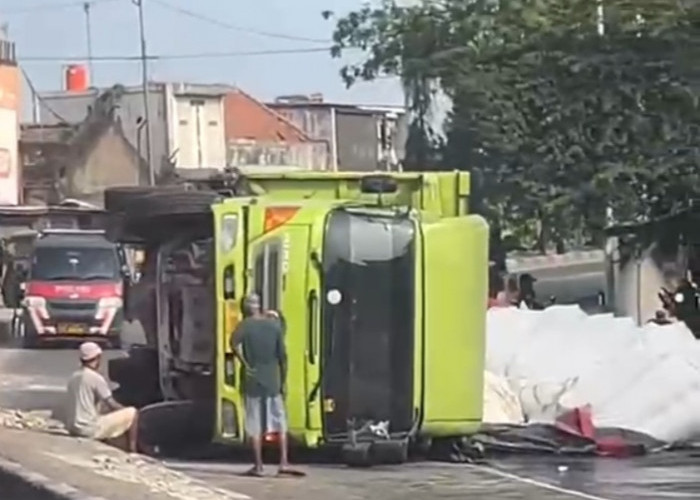Truk Kontainer Terguling di Pantura Eretan, Macet 2 Kilometer