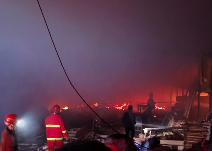 Pabrik Rumah Kayu di Pilangsari Terbakar, Petugas Damkar Sempat Alami Kesulitan Karena Asap Tebal