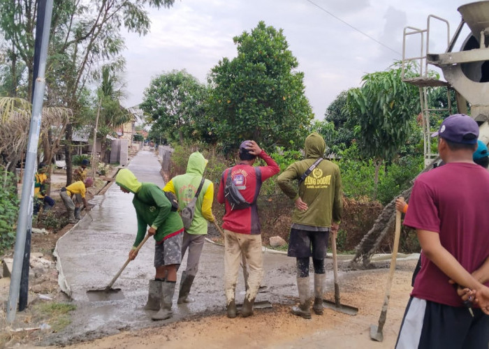 Jalan Desa Pengauban Dibangun dengan  Gunakan Beton Ready Mix 