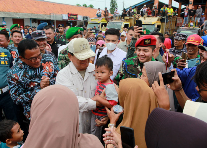 Menhan Prabowo Sapa Nelayan di  TPI Karangsong Indramayu   