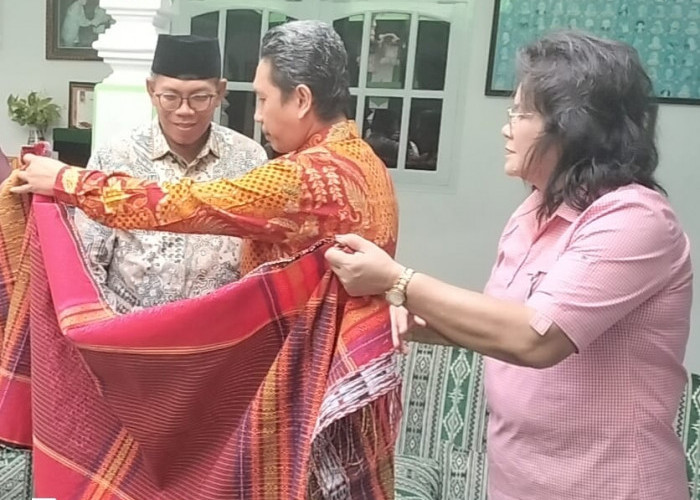 Pimpinan Jemaat Huria Kristen Batak Protestan (HKBP) Kunjungi Rumah Ketua PWNU Jawa Barat di Indramayu