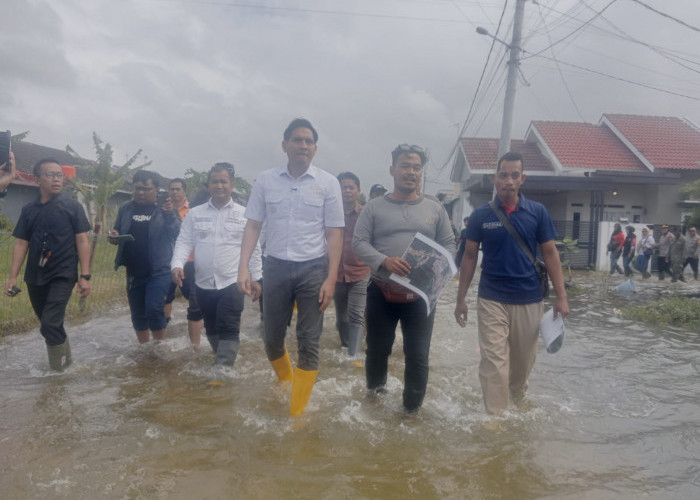 Bupati Lucky Temui Warga Terdampak Banjir Sambil Bawa Bantuan 