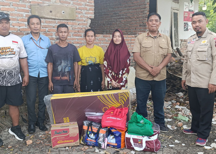 Pencam Tukdana Saluran Bantuan Bagi Korban Rumah Roboh di Sukadana dari Bupati Indramayu