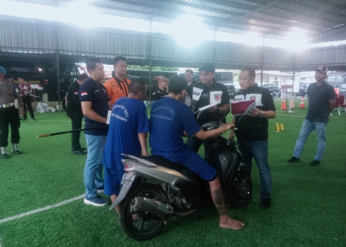 Rekonstruksi Pembunuhan Satu Keluarga di Indramayu Peragakan 90 Adegan di Bawah Hujan Deras