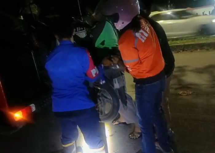 Rangka Depan Motor Patah, Damkar Bantu Evakuasi