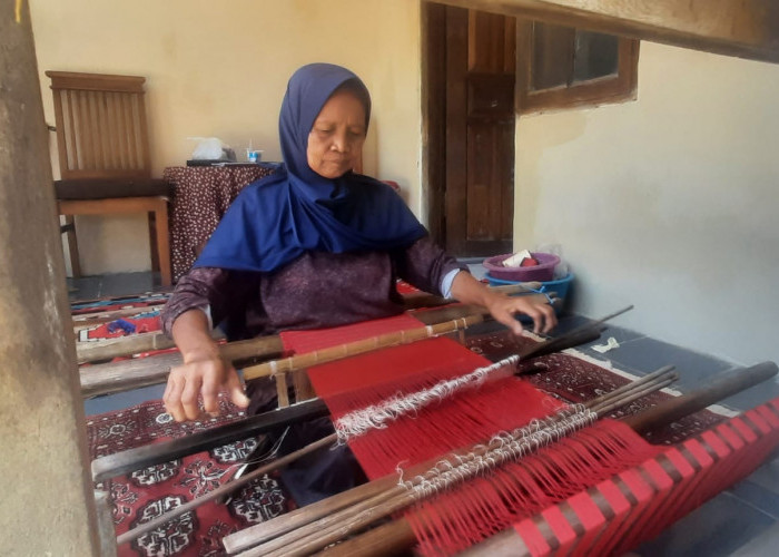 Senyum Harapan di Usia Senja Mimi Sunarih Perajin Terakhir Tenun Gedogan 