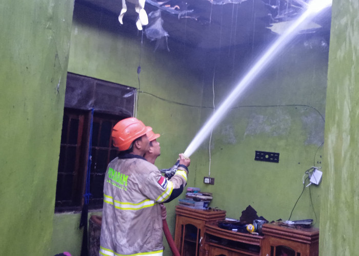 Korsleting Listrik Rumah Warga di Anjatan Utara Kebakaran, Pemilik Rumah Alami Kerugian Hingga Rp 100 juta