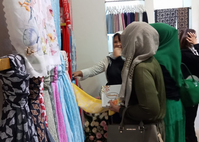 Asyik! Umae Tris Hadirkan Kaos dan Hijab Cirebonan