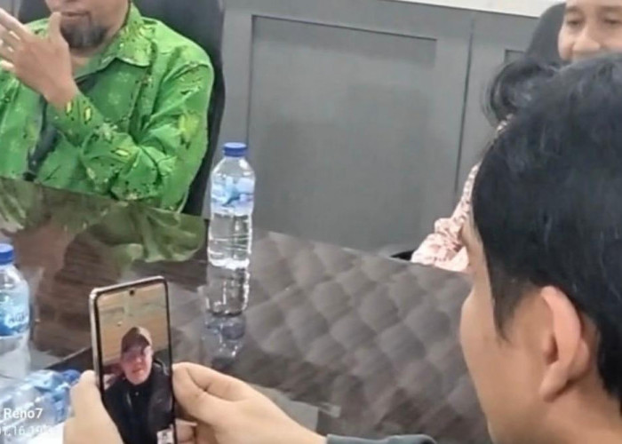 Ketua PUI  Rizki  Video Call dengan Bupati Lucky Saat di Masjid  Al Aqsha Palestina 