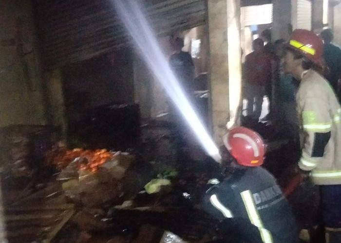 Korsleting Listrik Satu Kios Sayur di Pasar Jatibarang Terbakar