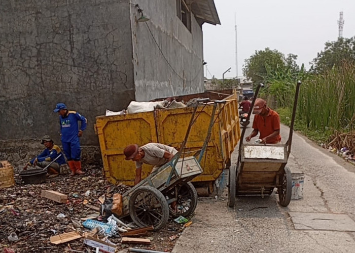 TPS Ditutup, Sampah Kembali Menumpuk di Gang Serma Jatibarang