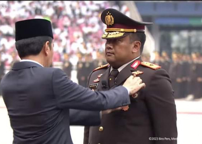 Adik Bupati Nina Agustina, Brigjen Adi Vivid Terima Bintang Bhayangkara Nararya dari Presiden Jokowi