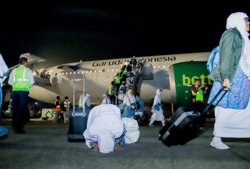 Sujud Syukur Warnai Kedatangan Jemaah SOC 1 di Bandara Adi Sumarmo