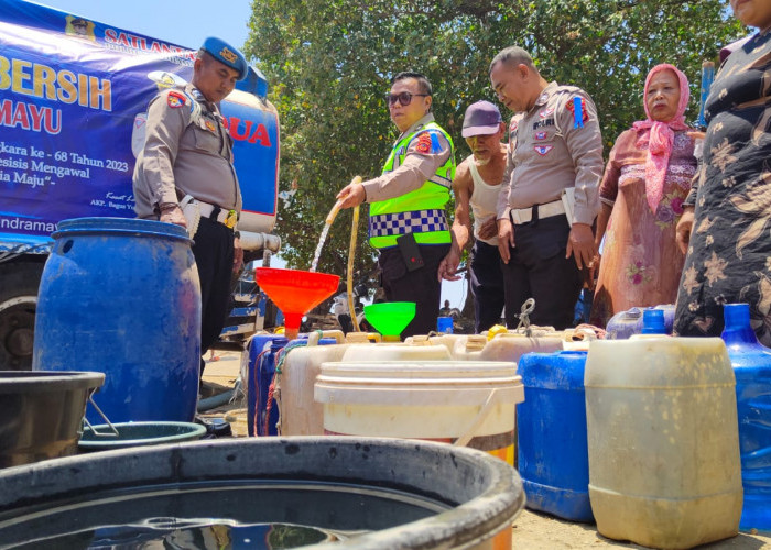 Warga Dadap Rela Antre Demi Mendapatkan Air Bersih dari Polres Indramayu