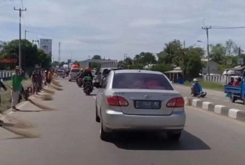 Tradisi Penyapu Koin di Jembatan Sewo, Mitos Sawer untuk Keselamatan