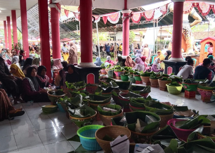 Ribuan Tumpeng Meriahkan Adat Sedekah Bumi di Desa Lobener Lor