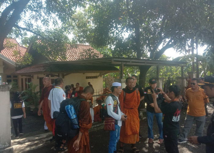 38 Biksu Thudong Internasional Tiba di Indramayu, Laskar Macan Ali Siap Kawal Hingga Borobudur